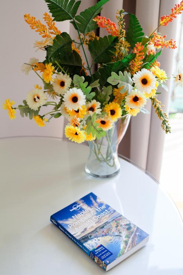 Napolicentro Mare - Sea View Rooms & Suites ภายนอก รูปภาพ