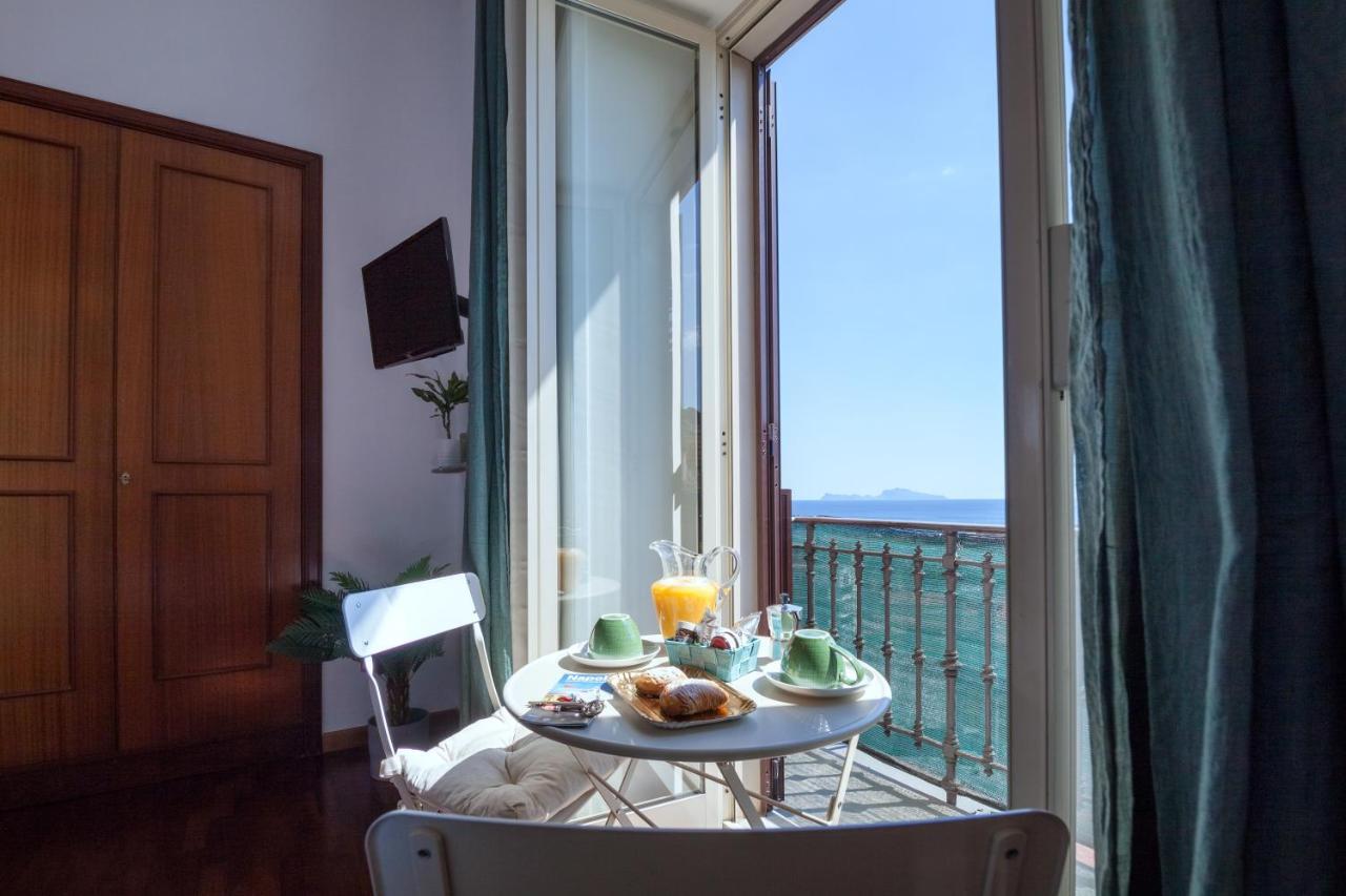 Napolicentro Mare - Sea View Rooms & Suites ภายนอก รูปภาพ